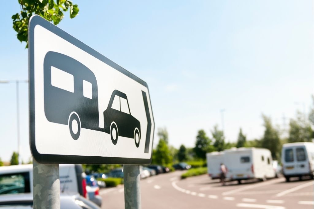 regler for å kjøre med campingvogn