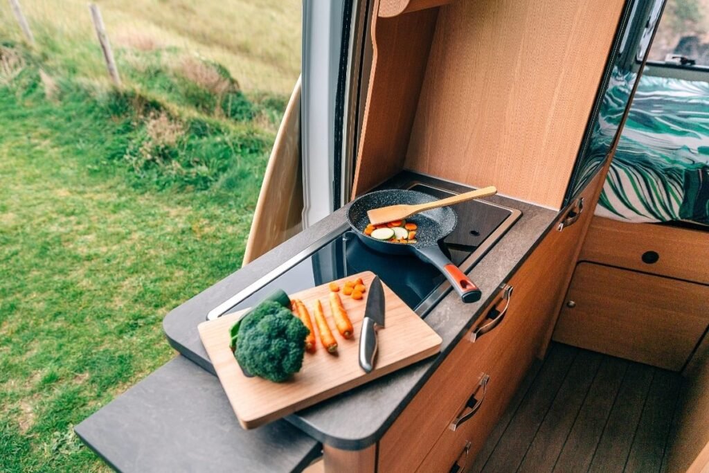 Enkle tips for matlaging i campingvogn som sparer tid og plass. Få smarte råd for rask og smakfull campingmat. Prøv dem i dag!